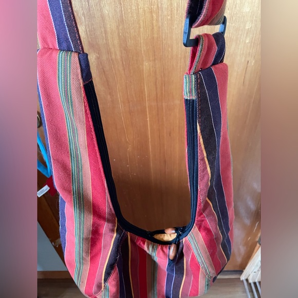 Kavu Purse with zippers and adjustable strap - Picture 5 of 10